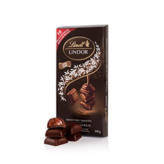 Mergulhe no prazer único do LINDOR Singles Dark 100g. Feito com o mais refinado chocolate meio amargo LINDT, cada bombom traz a intensidade do cacau em perfeita harmonia com um recheio trufado incrivelmente cremoso. Uma experiência rica, elegante e irresistível.

Por que escolher o LINDOR Singles Dark?

Sabor intenso: Aprofunde-se na riqueza do chocolate meio amargo, ideal para paladares que apreciam um toque sofisticado.
Recheio aveludado: Um núcleo trufado que derrete suavemente, criando um contraste perfeito com a casca de chocolate.
Presente especial: Embalagem prática e elegante, ideal para compartilhar ou presentear.
O LINDOR Singles Dark é a escolha perfeita para quem busca sofisticação e um sabor marcante em cada bombom. Transforme qualquer momento em um instante especial!