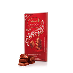 O Sabor Clássico que Derrete na Boca

Descubra o prazer único do LINDOR Singles ao Leite 100g. Cada bombom combina a suavidade do autêntico chocolate ao leite LINDT com um recheio trufado cremoso que derrete na boca, proporcionando uma experiência inigualável de sabor e textura.

Por que escolher o LINDOR Singles ao Leite?

Sabor clássico: O equilíbrio perfeito entre chocolate ao leite de alta qualidade e um recheio macio e irresistível.
Textura sofisticada: Uma casca delicada que envolve um núcleo trufado, criando a combinação ideal.
Versatilidade: Perfeito para saborear, compartilhar ou presentear com elegância.
Com o LINDOR Singles ao Leite, cada momento se torna mais doce e especial. Uma escolha ideal para os amantes de chocolate premium!