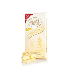 Permita-se um momento de puro prazer com o LINDOR Singles Branco 100g. Feito com o mais refinado chocolate branco LINDT, cada unidade é recheada com um creme branco incrivelmente macio e suave que derrete na boca. Uma combinação perfeita para os amantes de chocolate branco que buscam sofisticação e sabor incomparável.

Por que escolher o LINDOR Singles Branco?

Textura irresistível: Uma camada delicada de chocolate branco que envolve um recheio cremoso.
Sabor premium: Criado com a excelência e tradição LINDT.
Ideal para qualquer ocasião: Perfeito para compartilhar, presentear ou simplesmente saborear momentos especiais.
Delicie-se com o encanto e a elegância de LINDOR Singles Branco e transforme qualquer dia em uma experiência inesquecível!