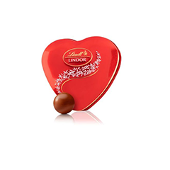 A Lata Coração é muito mais do que um presente, é uma forma encantadora de demonstrar carinho e afeto. Com 50g de deliciosos bombons LINDOR ao leite, cada mordida revela o icônico chocolate suíço da LINDT, que derrete suavemente na boca, criando uma experiência única e inesquecível.

Por que escolher a Lata Coração Pequena?

Design encantador: Uma elegante lata em formato de coração, perfeita para presentear ou guardar como lembrança.
Sabor irresistível: Bombons LINDOR ao leite, com uma textura cremosa e um recheio aveludado que surpreende a cada momento.
Tamanho ideal: Compacta e charmosa, é perfeita para pequenos gestos que deixam grandes impressões.
Presente que encanta
Seja para celebrar uma data especial, demonstrar gratidão ou simplesmente alegrar o dia de alguém, a Lata Coração transforma qualquer ocasião em um momento doce e inesquecível.
Surpreenda com sofisticação e sabor!