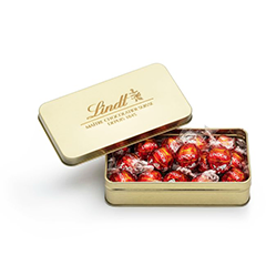 Em uma elegante lata dourada, os irresistíveis bombons LINDOR ao leite, com sua casquinha de chocolate aveludada e recheio trufado cremoso, oferecem uma experiência de sabor que derrete na boca e aquece o coração.

O Presente Perfeito para um Romance Único

Elegância incomparável: A embalagem dourada adiciona um toque de sofisticação que encanta à primeira vista.
Sabores apaixonantes: Cada bombom é um símbolo de carinho, perfeito para compartilhar com quem você ama.
Gestos que marcam: Ideal para surpreender em datas especiais, como aniversários, Dia dos Namorados ou simplesmente para dizer 